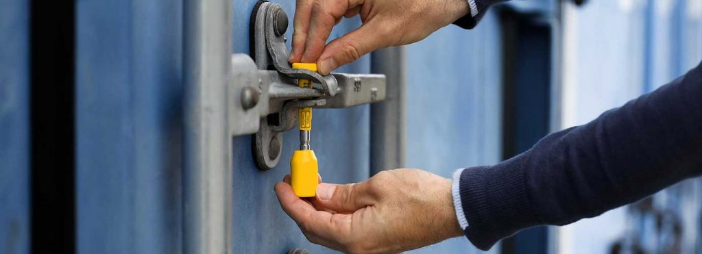 Person schließt Container ab | LGI Glossar Z