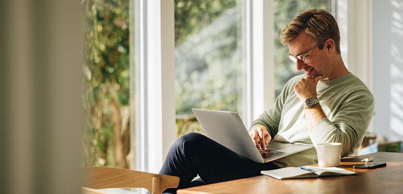 Person mit wiederverwerteten Laptop | LGI